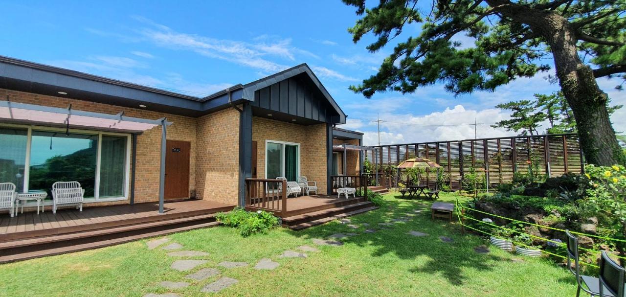 Wind Jeju Cafe & Pension Seogwipo Eksteriør billede