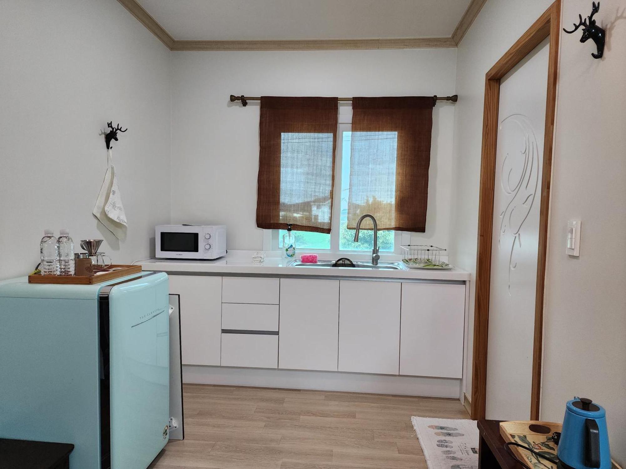 Wind Jeju Cafe & Pension Seogwipo Eksteriør billede