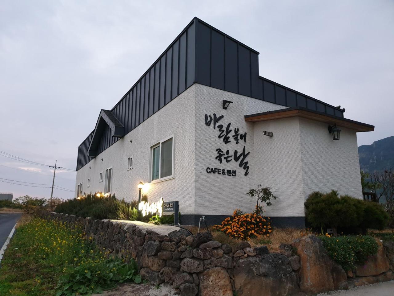 Wind Jeju Cafe & Pension Seogwipo Eksteriør billede