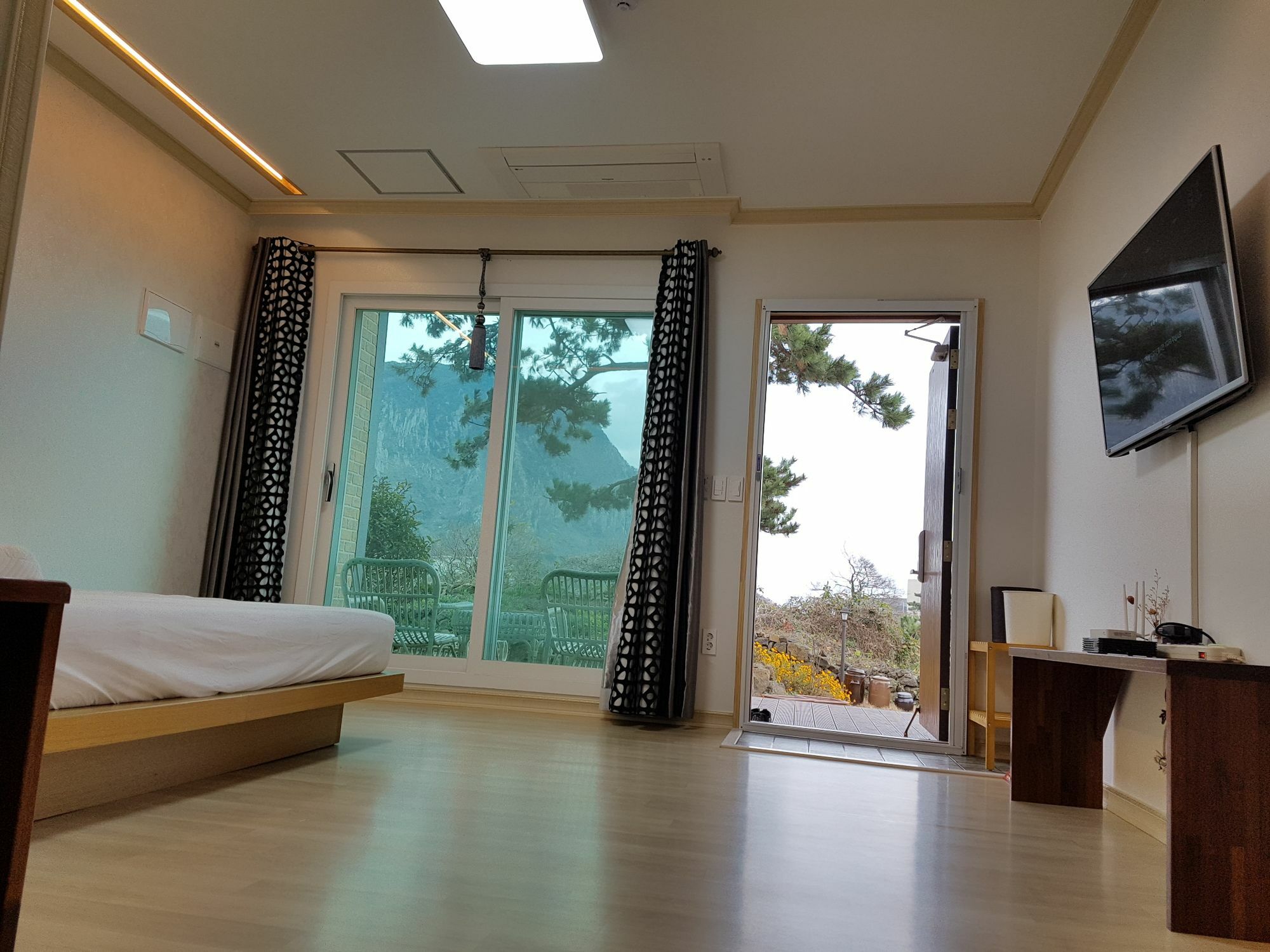 Wind Jeju Cafe & Pension Seogwipo Eksteriør billede
